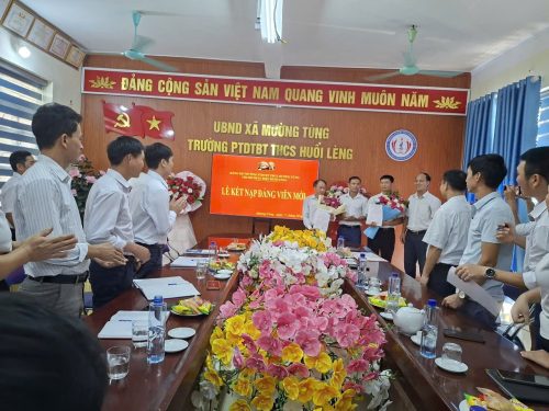 CHI BỘ PHÂN HIỆU HUỔI LÈNG TRANG TRỌNG TỔ CHỨC LỄ KẾT NẠP ĐẢNG VIÊN MỚI CHO 2 QUẦN CHÚNG ƯU TÚ