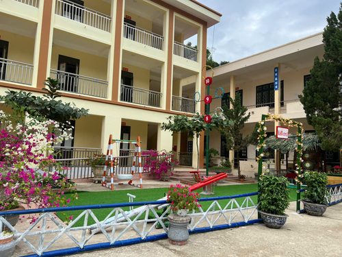 CÁN BỘ GIÁO VIÊN TRƯỜNG PTDTBT TH&THCS MƯỜNG TÙNG CÙNG PHỤ HUYNH HỌC SINH LÀM ĐỒ DÙNG DẠY HỌC