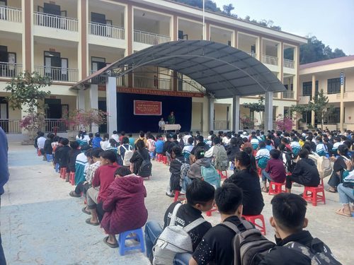 THẦY VÀ TRÒ TRƯỜNG PTDTBT TH&THCS MƯỜNG TÙNG TIẾP THU BUỔI TUYÊN TRUYỀN VÀ KÍ CAM KẾT THỰC HIỆN CÁC QUY ĐỊNH VỀ LUẬT QUẢN LÍ VŨ KHÍ VÀ VẬT LIỆU NỔ