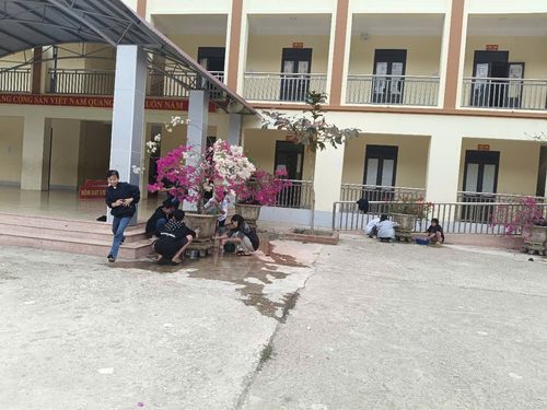 Thầy và trò trường PTDTBT TH&THCS Mường Tùng tôn tạo cảnh quan nhà trường xanh – sạch - đẹp