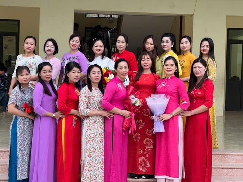 Nữ công trường PTDTBT TH&THCS Mường Tùng hưởng ứng tuần lễ áo dài  2025