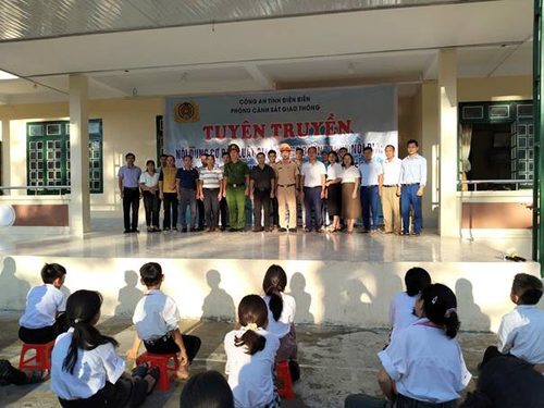 CSGT MƯỜNG LAY VÀ CÔNG AN XÃ MƯỜNG TÙNG TUYÊN TRUYỀN LUẬT GIAO THÔNG ĐƯỜNG BỘ VÀ KỸ NĂNG PHÒNG TRÁNH ĐUỐI NƯỚC CHO HS  TẠI TRƯỜNG PTDTBT THCS HUỔI LÈNG.