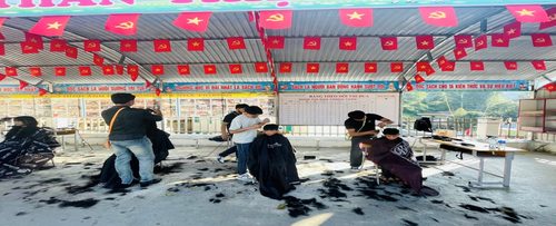  SALON TÓC KIM NHUNG CẮT TÓC THIỆN NGUYỆN CHO HỌC SINH TẠI TRƯỜNG PTDTBT THCS HUỔI LÈNG