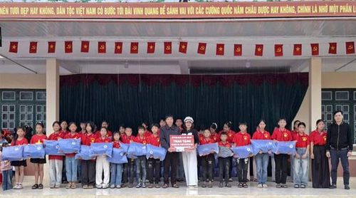 ÁO ẤM CHO EM - HƠI ẤM TÌNH NGƯỜI VƯỢT QUA ĐÈO DỐC