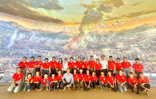 TRƯỜNG PTDTBT THCS HUỔI LÈNG TỔ CHỨC CHO HỌC SINH THAM QUAN TRẢI NGHIỆM DI TÍCH LỊCH SỬ ĐIỆN BIÊN PHỦ.