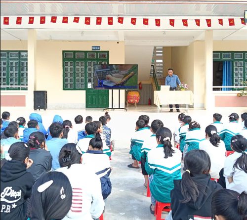 TRƯỜNG PTDT BT THCS HUỔI LÈNG:  NÓI KHÔNG VỚI MA TÚY, CHUNG TAY XÂY DỰNG HỌC ĐƯỜNG AN TOÀN.