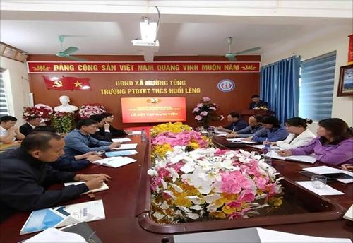 CHI BỘ TRƯỜNG PTDTBT THCS HUỔI LÈNG TỔ CHỨC LỄ KẾT NẠP ĐẢNG VIÊN MỚI