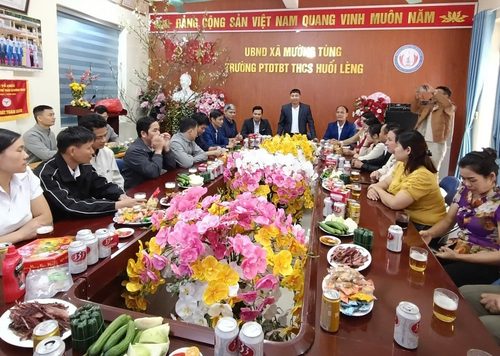 TRƯỜNG PTDTBT THCS HUỔI LÈNG TỔ CHỨC GẶP MẶT ĐẦU XUÂN