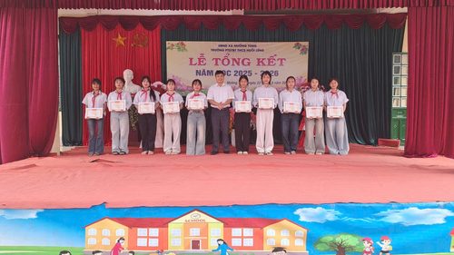 LỄ TỔNG KẾT NĂM HỌC 2025 - 2026 NHIỀU CẢM XÚC TẠI TRƯỜNG PTDTBT THCS HUỔI LÈNG