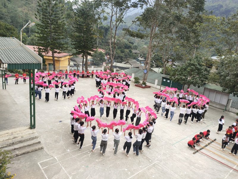 CHI BỘ PHÂN HIỆU HUỔI LÈNG TRANG TRỌNG TỔ CHỨC LỄ KẾT NẠP ĐẢNG VIÊN MỚI CHO 2 QUẦN CHÚNG ƯU TÚ